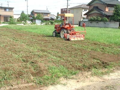 方 トラクター 耕し